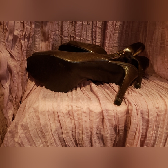 Guess size 8.5 gorgeous peep toe ankle strap green shoes. - Picture 5 of 5